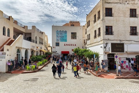 Cafe und Geschaefte mit Touristen auf der Plaza Nueva