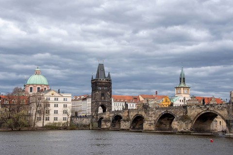 Karlsbruecke mit Altstaedter Brueckenturm und Kreuzherrenkirche