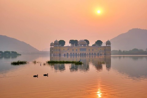 Tranquil morning at famous indian tourist landmark Jal Mahal