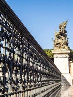 Shade by the fence in front of the Monumento Nazionale a Vittorio Emanuele II