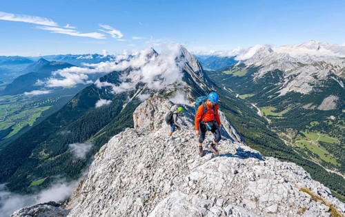 Two mountaineers on the ridge of Hohe Munde