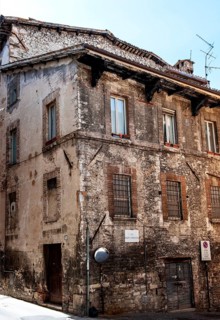 Run-down house in the old town of Spoleto