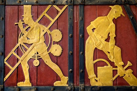 Historical figures on the door to the Ratskeller representing crafts