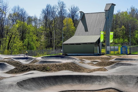 Pumptrack with waves