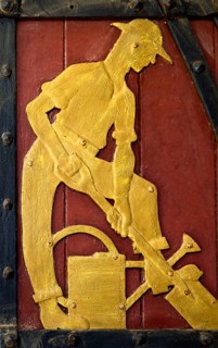 Historic figure on the door to the Ratskeller representing the craft of the gardener