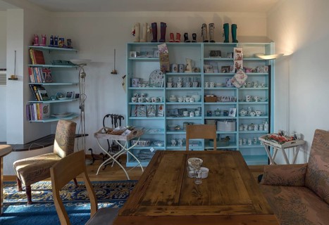 Cafe in private atmosphere furnished in an old farmhouse