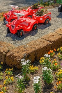 Flowers and weaving for Bobby-Cars