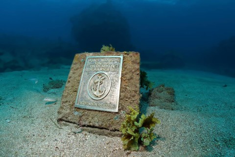 Commemorative plaque to naval battle in the Spanish-American War with the inscription: A los marinos caidos en combate 3de Julio