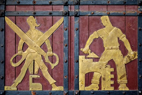 Historical figures on the door to the Ratskeller representing crafts