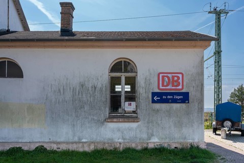Sign to the trains at Lietzow station