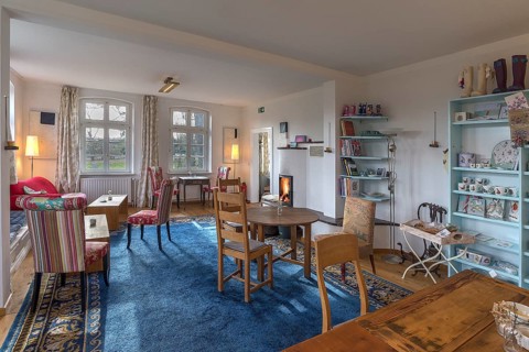 Cafe in private atmosphere furnished in an old farmhouse
