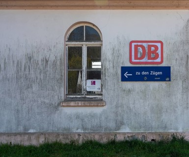 Sign to the trains at Lietzow station