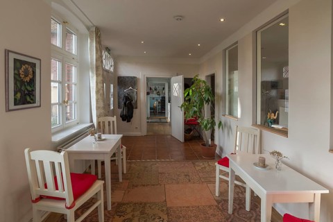 Cafe in private atmosphere furnished in an old farmhouse