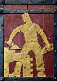 Historical figure on the door to the Ratskeller representing the mason's trade