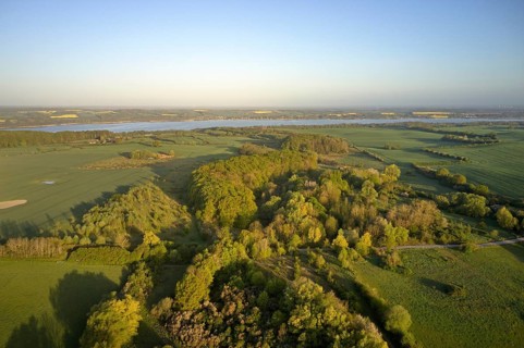 Several nature reserves and a biosphere reserve define the green belt on the state border between Schleswig-Holstein and Mecklenburg-Western Pomerania in the area of Northwest Mecklenburg. Lake Ratzeb...