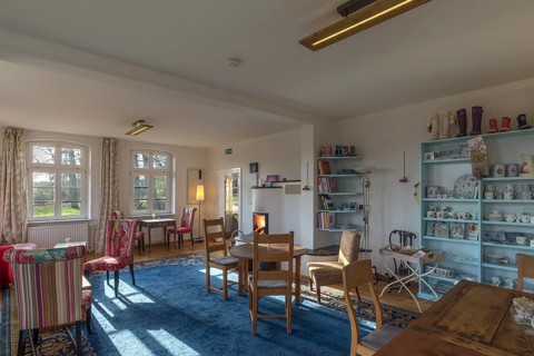Cafe in private atmosphere furnished in an old farmhouse