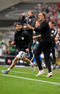 Goal celebration Coach Pellegrino Matarazzo VfB Stuttgart