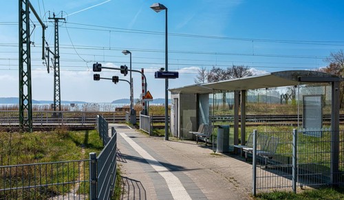 Lietzow railway station and platform