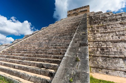 Mayan el castillo pyramid at the archaeological site in chichen itza