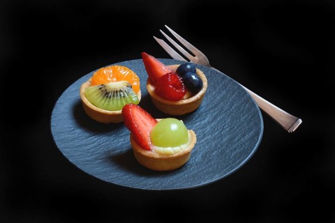 Verschiedene Fruchttoertchen auf Teller
