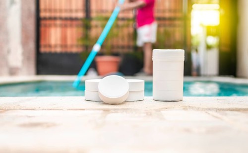 Chlorine tablets to clean swimming pool
