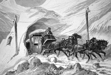 Pferdekutsche faehrt durch einen Schneetunnel auf dem Albulapass