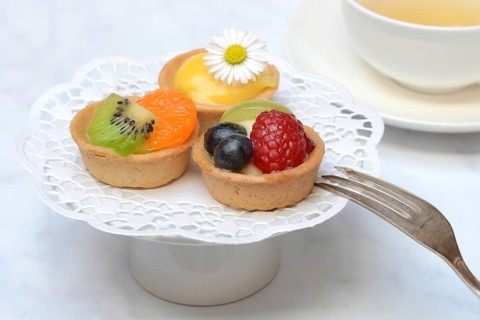 Fruchttoertchen auf Dekoteller