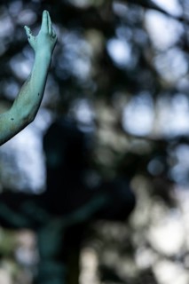 Hand einer Friedhofsfigur