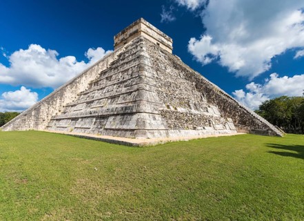 Mayan el castillo pyramid at the archaeological site in chichen itza