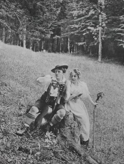 Junges Paar fuehlt sich ertappt nach einem heimlichen Treffen auf der Alm