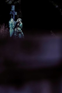 Friedhofsfigur mit abgebrochenem Fluegel