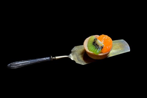 Fruchttoertchen auf Kuchenheber