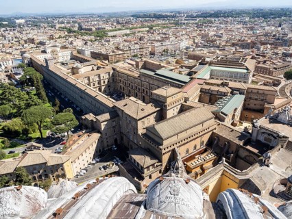 Ausblick von der Kuppel der Basilika San Pietro oder Petersdom auf die Vatikanischen Museen