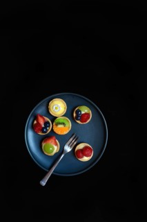 Verschiedene Fruchttoertchen auf Teller