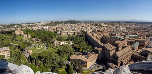 Ausblick von der Kuppel der Basilika San Pietro oder Petersdom auf die Vatikanischen Museen und die Vatikanischen Gaerten