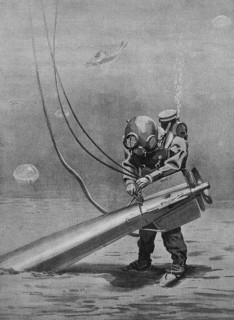 Taucher beim anbinden eines Torpedos