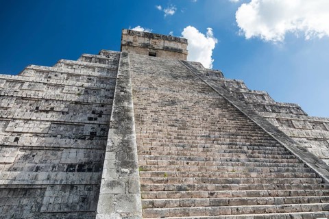 Mayan el castillo pyramid at the archaeological site in chichen itza