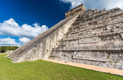 Mayan el castillo pyramid at the archaeological site in chichen itza