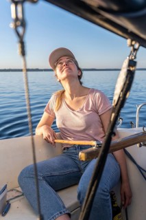 Junge Frau auf einem Boot