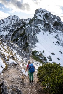 Young female hiker on hiking trail to Kramerspitz