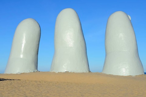Three fingers of the sculpture La Mano