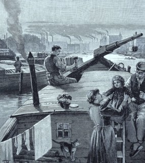 Familie auf einem Lastkahn auf der Spree vor Berlin