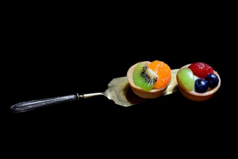 Fruchttoertchen auf Kuchenheber