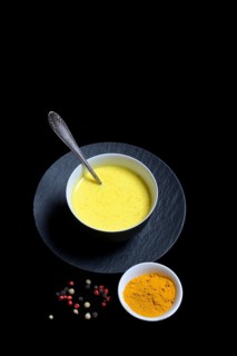 Kurkuma-Milch in Schale