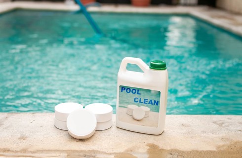 Pool cleaning chlorine tablets kit