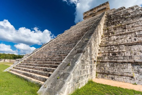 Mayan el castillo pyramid at the archaeological site in chichen itza