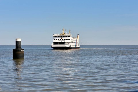 Faehrschiff bei der Einfahrt in den Hafen von Wyk auf Foehr