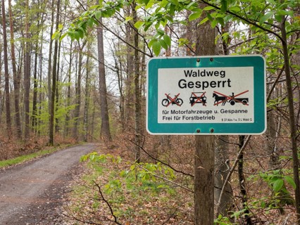 Schild Waldweg gesperrtâ€œ im Naturpark Schoenbuch bei Herrenberg