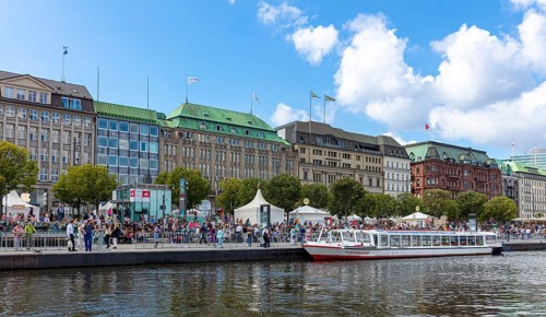 Alster steamer at the Jungfernstieg on the Inner Alster Lake