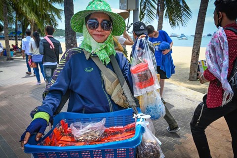 Thai woman selling inca-peanut